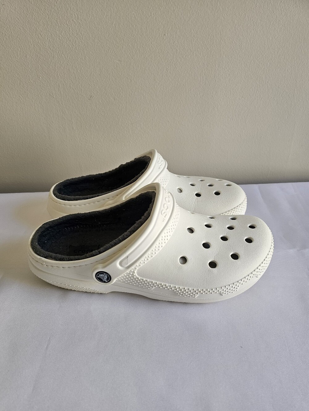 Crocs Classic Lined Clogs Fuzzy SlippersDual Comfort M8 W10 White EUC